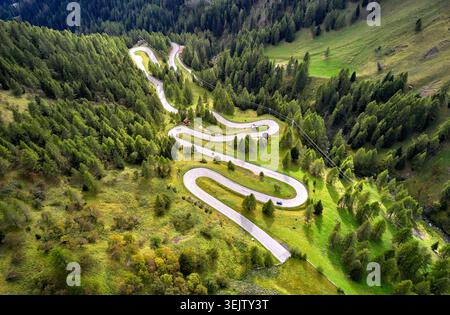 Luftaufnahme auf der kurvenreichen Straße in den Dolomiten, Italien Stockfoto