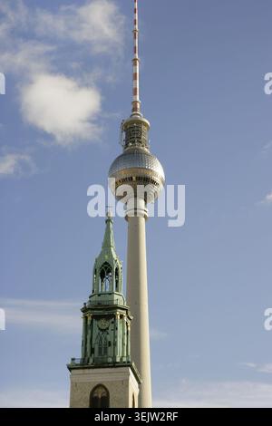 Marienkirche, Berlin, 2025. Ursprünglich eine katholische Pfarrkirche (zweite Hälfte des 13. Jahrhunderts), wurde sie nach der Reformation 1539 eine evangelische evangelische Kirche. Turm von Carl Gotthard Langhans (1732–1808), der den Turm krönt. Der Fernsehturm hebt sich dahinter hervor. Stockfoto