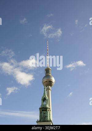 Marienkirche, Berlin, 2025. Ursprünglich eine katholische Pfarrkirche (zweite Hälfte des 13. Jahrhunderts), wurde sie nach der Reformation 1539 eine evangelische evangelische Kirche. Turm von Carl Gotthard Langhans (1732–1808), der den Turm krönt. Der Fernsehturm hebt sich dahinter hervor. Stockfoto