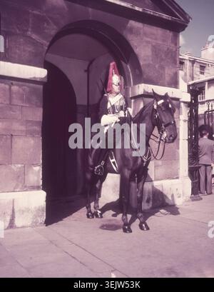Mount Horse Guard, Whitehall, London, 1955. Mitglied der Kavallerie im Wachdienst vor der Parade der Horse Guards. Stockfoto
