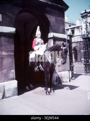 Mount Horse Guard, Whitehall, London, 1955. Mitglied der Haushaltskavallerie (Gloucester Regiment?) Im Wachdienst vor der Parade der Horse Guards. Stockfoto