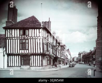 The Falcon Inn, Chapel Street, Stratford-on-Avon, Warwickshire, 1955. Denkmalgeschütztes Fachwerkgebäude aus dem frühen 16. Jahrhundert. Ab 1834 hielt der Royal Shakespeare Club hier sein jährliches Abendessen ab. Stockfoto