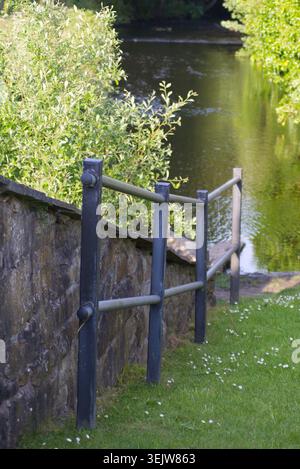 Sicherheitsgeländer Aus Metall Entlang Der Historischen Steinkanalmauer Stockfoto