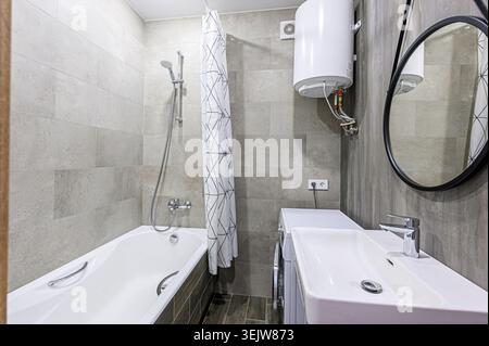 Innenraum Appartement Zimmer Badezimmer, Waschbecken, dekorative Elemente, Toilette. WC, Sanitäreinheit, Waschraum Stockfoto