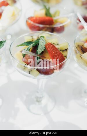 Die Glasschale bietet Platz für lebendige Fruchtstücke Stockfoto