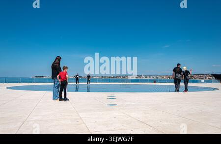 Ein modernes architektonisches Meisterwerk namens „Gruß an die Sonne“ mit blauen Solarpaneelen, die auf einem malerischen küstenplatz in Zadar, Kroatien, installiert sind. Stockfoto