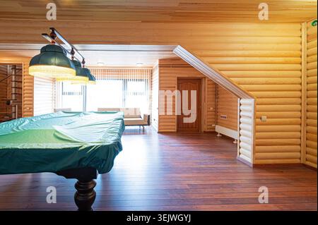 Das Appartementzimmer im Innern ist groß, hölzerner Billardtisch, Billardclub Stockfoto