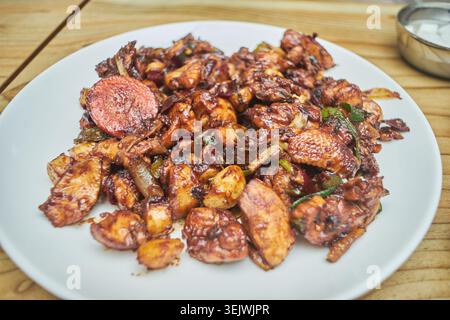 Andong jorim dak ist ein koreanisches, geschmortes Hühnchengericht mit dunkler Soja- und Chili-Glasur. Serviert mit Reis und Beilagen, liefert er süße und herzhafte Aromen. Stockfoto