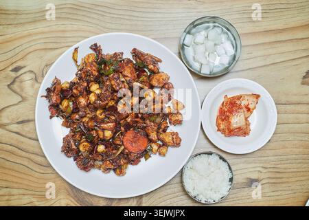 Andong jorim dak ist ein koreanisches, geschmortes Hühnchengericht mit dunkler Soja- und Chili-Glasur. Serviert mit Reis und Beilagen, liefert er süße und herzhafte Aromen. Stockfoto