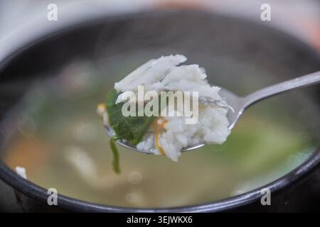Galchi Guk ist eine klare Jeju-Suppe mit Kürbis und napa-Kohl. Serviert in einem Erdtopf, bietet er einen frischen, herzhaften Küstengeschmack. Stockfoto