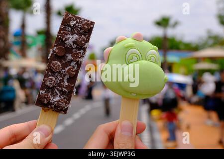 Shanghai, China-30. Mai 2026: Zwei Hände halten ein LEGO-Eis in Ziegelform und ein Dinosauriereis in Legoland Stockfoto