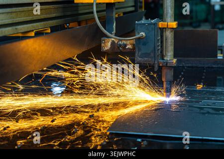 Industrielle CNC-Plasmaschneidemaschine, die Metall mit Funken bearbeitet Stockfoto