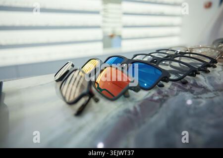 Rahmen mit farbenfrohen Sonnenbrillen mit warmer Beleuchtung Stockfoto