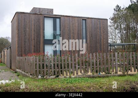 Modernes Holzhaus mit vertikalen Dielen und Zaun Stockfoto