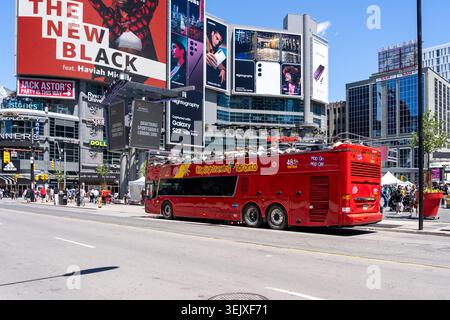 Ein berühmter roter Doppeldeckerbus von Toronto am Yonge Dundas Square (umbenannt in Sankofa Square), Toronto, Kanada Stockfoto