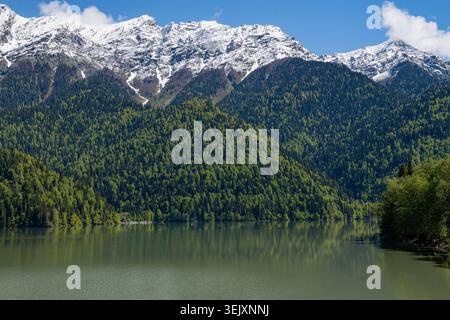 Auf dem Bergsee von Ritsa an einem sonnigen Maitag. Abchasien Stockfoto