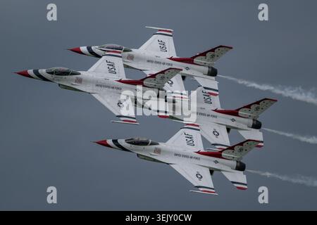 HARRISON TOWNSHIP, MI – 9. JUNI 2024: Vier General Dynamics F-16 Fighting Falcon Kampfflugzeuge der United States Air Force Air Demonstration Squad Stockfoto