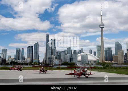 TORONTO, KANADA–29. August 2025: Northern Stars Aeroteam Pitts Special Doppeldecker parkten am Billy Bishop Airport (YTZ) mit Blick auf die Skyline der Stadt. Stockfoto