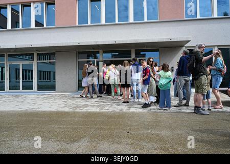 Leute in der Warteschlange warten darauf, die neue Grundschule in der Zwycięska-Straße Breslau zu besuchen Stockfoto