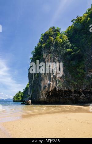 Das smaragdgrüne Wasser von Blue's Hong Bay auf der Insel Ko ROI in Krabi, Thailand Stockfoto