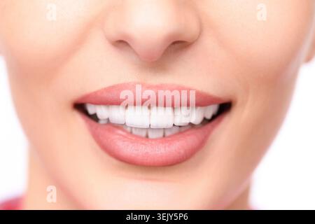 Nahaufnahme eines menschlichen Lächelns mit weißen Zähnen und rosa Lippen Stockfoto