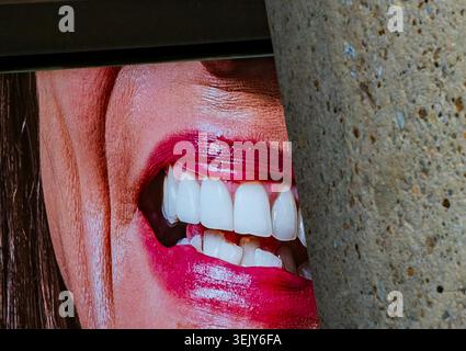 Eine Teilansicht eines Posters hinter einer Betonsäule Stockfoto