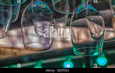 Eine Reihe Weingläser hängen über einer Bar Stockfoto