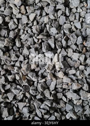 Hintergrund-Textur aus zerquetschtem Stein. Scharfe Natursteinstruktur, Draufsicht Stockfoto