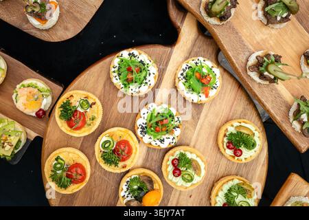 Blick auf Vorspeisen und Tartlets für Gourmet-Gastronomie aus einem hohen Winkel Stockfoto