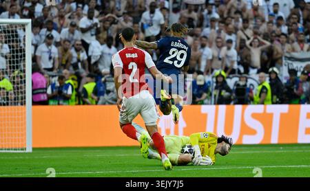 Von links William Saliba, Bradley Barcola (PSG), Torhüter David Raya (Arsenal) Budapest, 30. Mai 2026, Fußball, Champions League, Finale, Paris Saint-Germain - FC Arsenal London Stockfoto