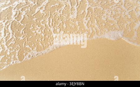 Meereswelle am Sandstrand Stockfoto