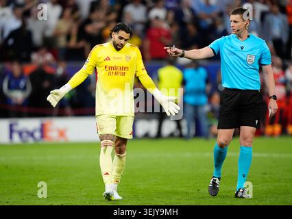 Arsenal Torhüter David Raya reagiert auf Schiedsrichter Daniel Siebert im Elfmeterschießen beim UEFA Champions League Finale in der Puskas Arena in Budapest. Bilddatum: Samstag, 30. Mai 2026. Stockfoto