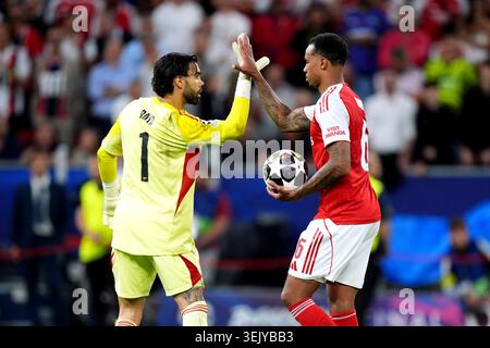 Arsenals Gabriel wird von Arsenals Torhüter David Raya (links) nach dem UEFA Champions League-Finale in der Puskas Arena in Budapest getröstet. Bilddatum: Samstag, 30. Mai 2026. Stockfoto