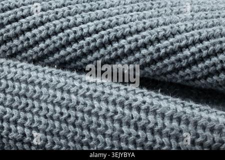 Detaillierte Textur aus weichem, grauem, geripptem Wollgewebe mit weicher Studiobeleuchtung Stockfoto