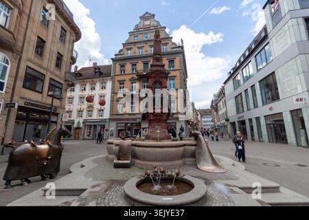 KONSTANZ, DEUTSCHLAND - 17. MAI 2026: Der berühmte satirische Kaiserbrunnen des Bildhauers Peter Lenk in Marktstatte mit bronzenen His Stockfoto
