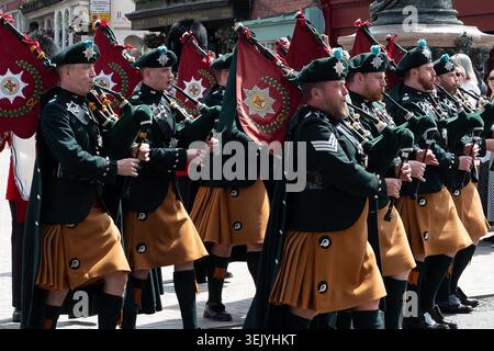Windsor, Berkshire, Großbritannien. 30. Mai 2026. Menschenmassen versammeln sich, um zu sehen, wie der Wachwechsel Windsor Castle heute in Berkshre verlässt. Die 1st Regiment Royal Horse Artillery ging zurück nach Victoria Barracks mit musikalischer Unterstützung von den Pipes der Number 12 Company Irish Guards, die ihre Kilts trugen (im Bild). Quelle: Maureen McLean/Alamy Live News Stockfoto