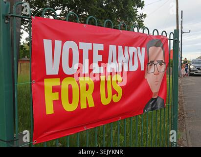 Labour Vote Andy for US und Reform UK Garden unterzeichnet während der Nachwahlkampagne von Makerfield für Bürgermeister Andy Burnham in Wigan, Greater Manchester. Stockfoto