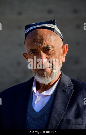 Buchara, Usbekistan - 12. April 2026: Älterer bärtiger Usbekischer Mann mit traditioneller Doppi-Kappe Stockfoto