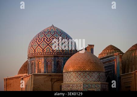 Kuppeln des Shah-i-Zinda Ensembles im Goldenen Early Morning Light, Samarkand, Usbekistan Stockfoto