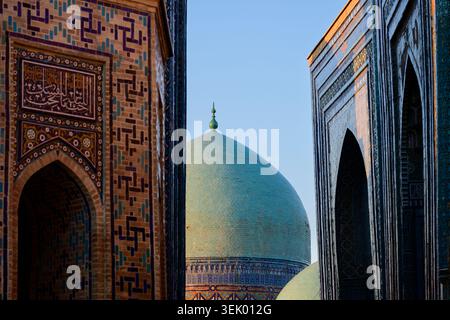 Detail der Außenansicht des Mausoleums im Shah-i-Zinda-Komplex in Samarkand, Usbekistan Stockfoto