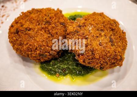 Italienische Meetballs Polpetten mit Brotkrumenüberzug mit Rindfleisch, serviert im traditionellen italienischen Restaurant Osteria trattoria mit Olivenöl, g Stockfoto
