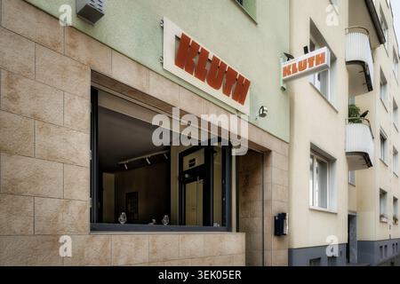 Köln, Deutschland, Mai 30 2026: Außenansicht des Restaurants Kluth in Köln. Trendiges, ungezwungenes Restaurant mit minimalistischer Steinfassade A Stockfoto
