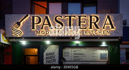 Köln, Mai 30 2026: Leuchtschild der Pastera Modern Pasta Kitchen vor der Eröffnung in der Venloer Straße in Köln. Urbanes Essen Stockfoto