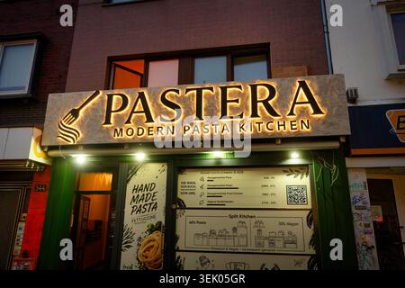 Köln, Mai 30 2026: Leuchtschild der Pastera Modern Pasta Kitchen vor der Eröffnung in der Venloer Straße in Köln. Urbanes Essen Stockfoto