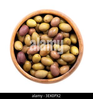 Taggiasca-Oliven mit Stein, bunte Mischung aus kleinen italienischen Oliven in einer Holzschale. Ganze, unreife, gereifte grüne Oliven und reife, violette Oliven. Stockfoto