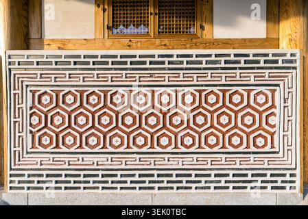 Wand- und Fensterdetails eines traditionellen Hanok im Choryeo History Park, Sejong, Südkorea Stockfoto