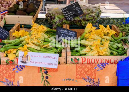 Zucchini mit Blumen an einem Stand in Cours Saleya Market, Nizza, Provence-Alpes-Côte d'Azur, Alpes-Maritimes, Frankreich Stockfoto