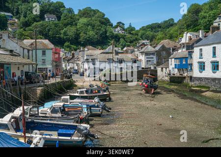 Ebbe am Polperro Harbour mit geerdeten Fischerbooten und Village Cottages, Cornwall, Großbritannien Stockfoto