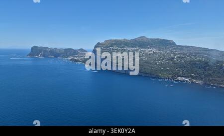 Ein Blick aus der Vogelperspektive auf die Insel Capri im Golf von Neapel Stockfoto