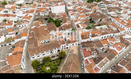 Dächer und enge Gassen des traditionellen weißen Dorfes Cazalla de la Sierra, Andalusien, mit Gärten der Plaza del Consejo Stockfoto